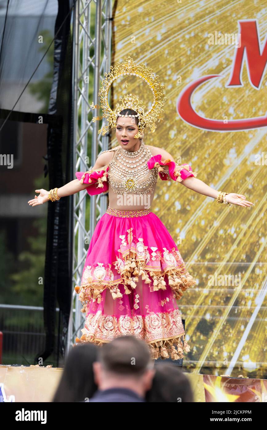 Eine thailändische Sängerin und Performerin auf der Bühne beim Magic of Thailand Festival im Basingstoke war Memorial Park. Juni 12. 2022. England Stockfoto