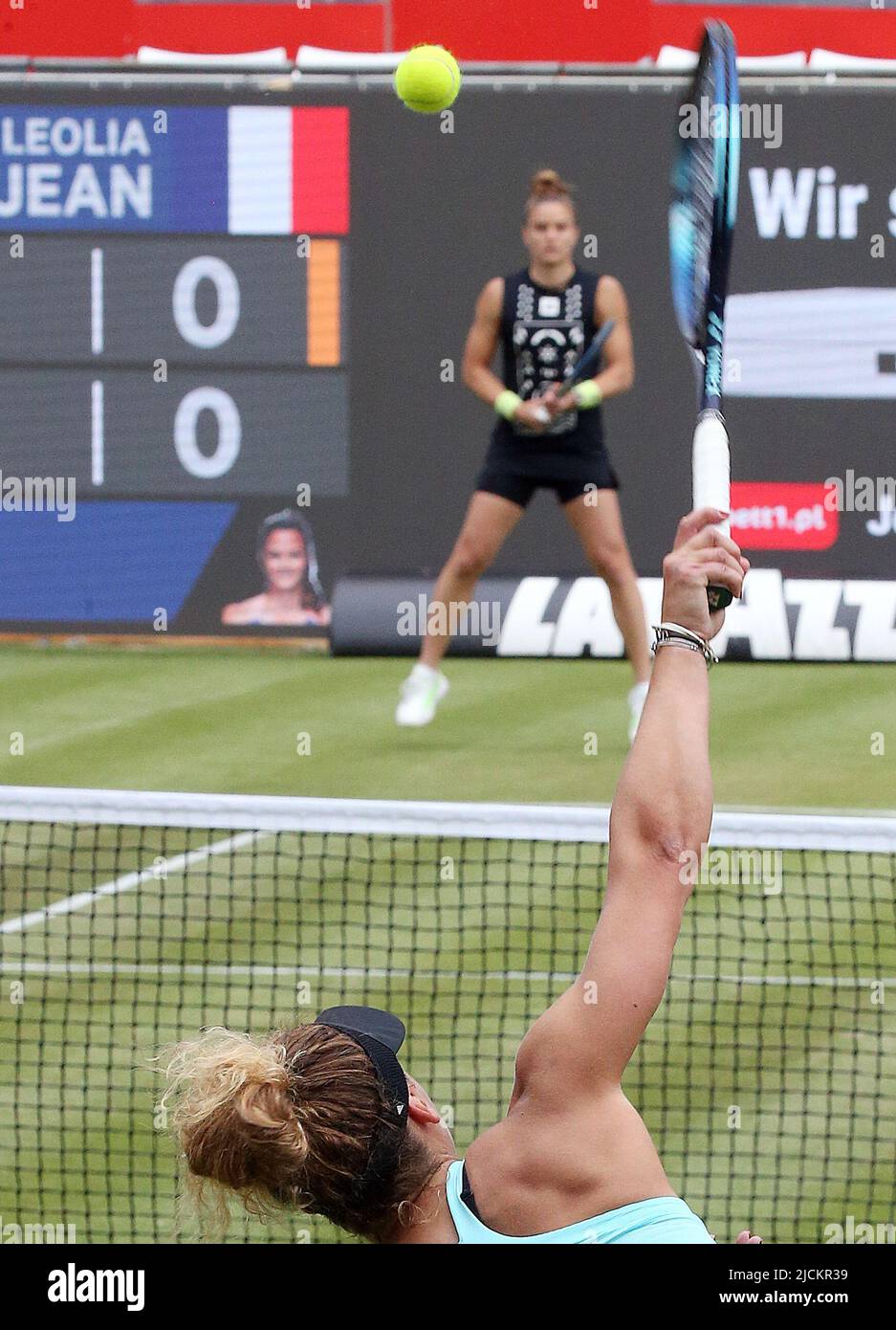 Berlin, Deutschland. 14.. Juni 2022. Tennis: WTA Tour, Runde von 16 Singles, Frauen, Wettkampf, 1. Runden Jeanjean (Frankreich) - Sakkari (Griechenland) im Steffi Graf Stadium. Leolia Jeanjean hat den Service. Quelle: Wolfgang Kumm/dpa/Alamy Live News Stockfoto