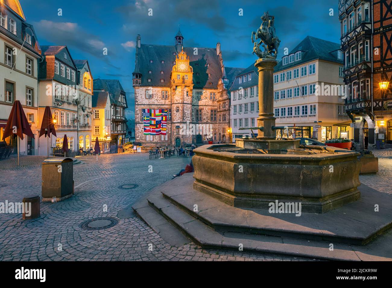 Marburg, Deutschland. Blick auf den Oberstadtmarkt mit historischem Rathaus in der Abenddämmerung (HDR - Bild) Stockfoto