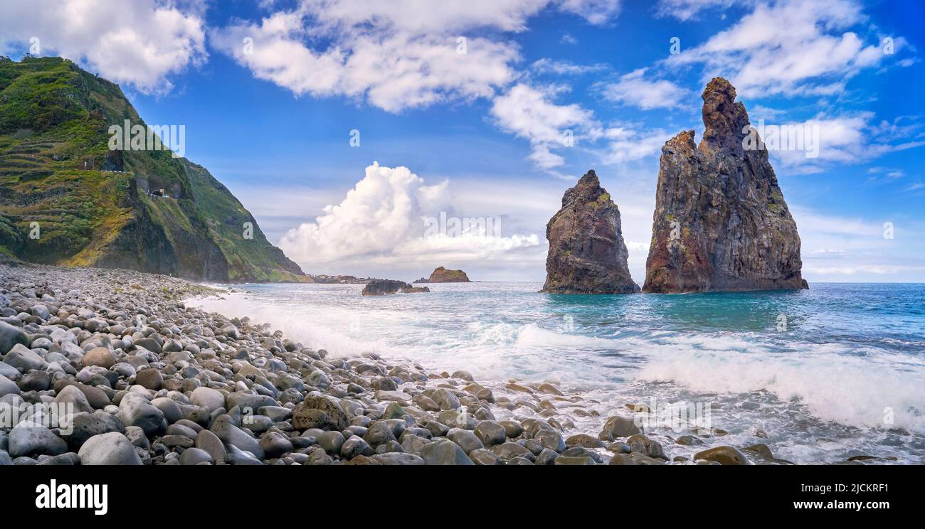 Felsformation am Strand von Ribeira da Janela, Port Moniz, Nordküste der Insel Madeira, Portugal Stockfoto