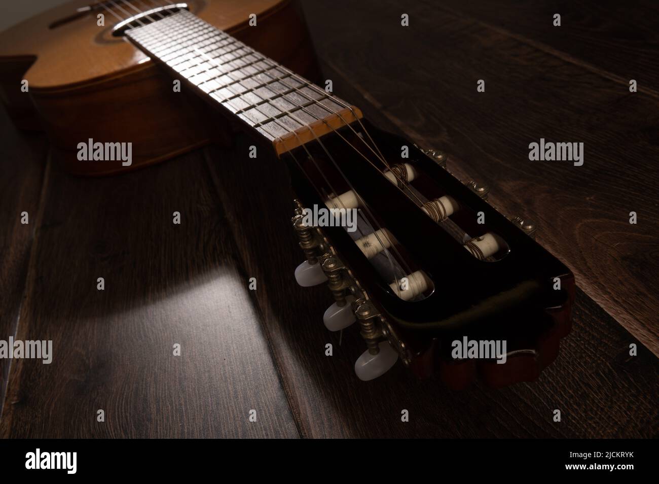 Klassische Gitarre Griffbrett und Maschine auf einem dunklen Holzhintergrund mit Kopierraum Stockfoto