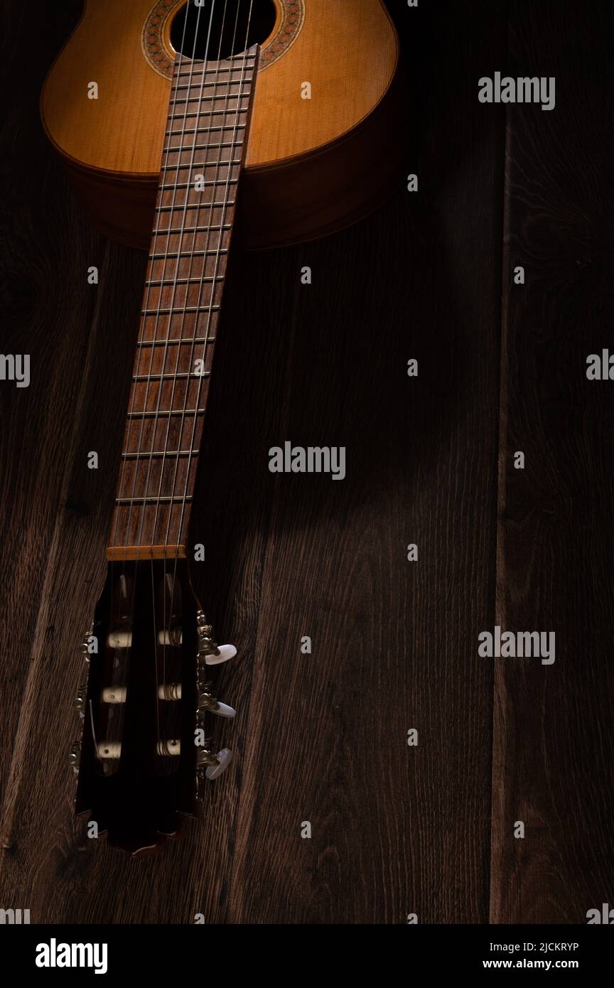 Klassische Gitarre Griffbrett und Maschine auf einem dunklen Holzhintergrund mit Kopierraum Stockfoto