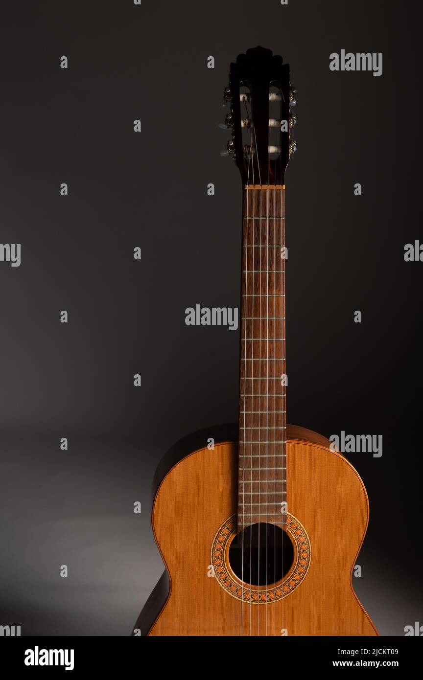 Klassische Gitarre auf grauem Hintergrund mit negativem Platz für Kopie Stockfoto
