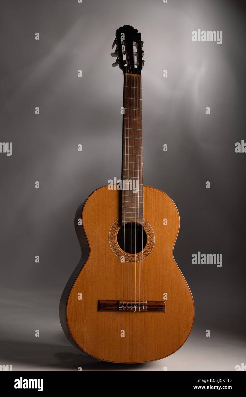 Klassische Gitarre auf grauem Hintergrund mit negativem Platz für Kopie Stockfoto