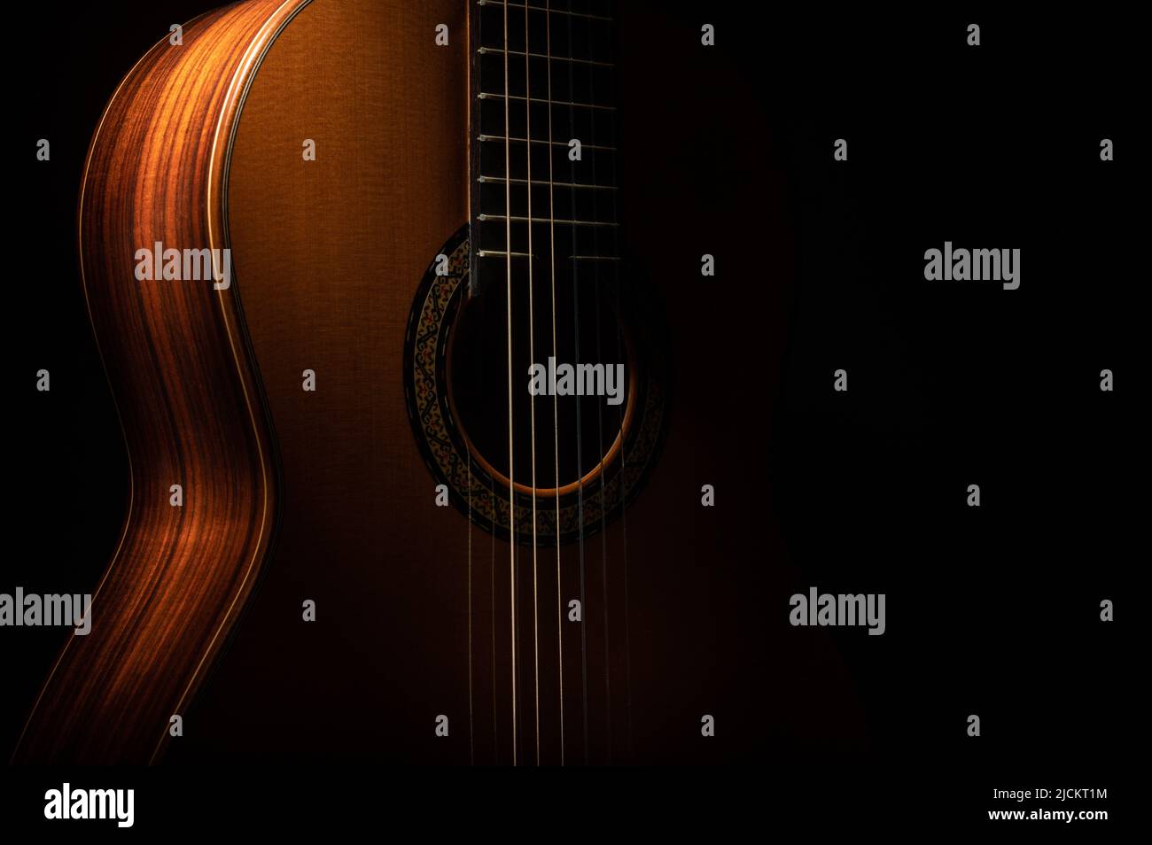 Klassische Gitarre auf schwarzem Hintergrund mit negativem Platz für Kopie Stockfoto