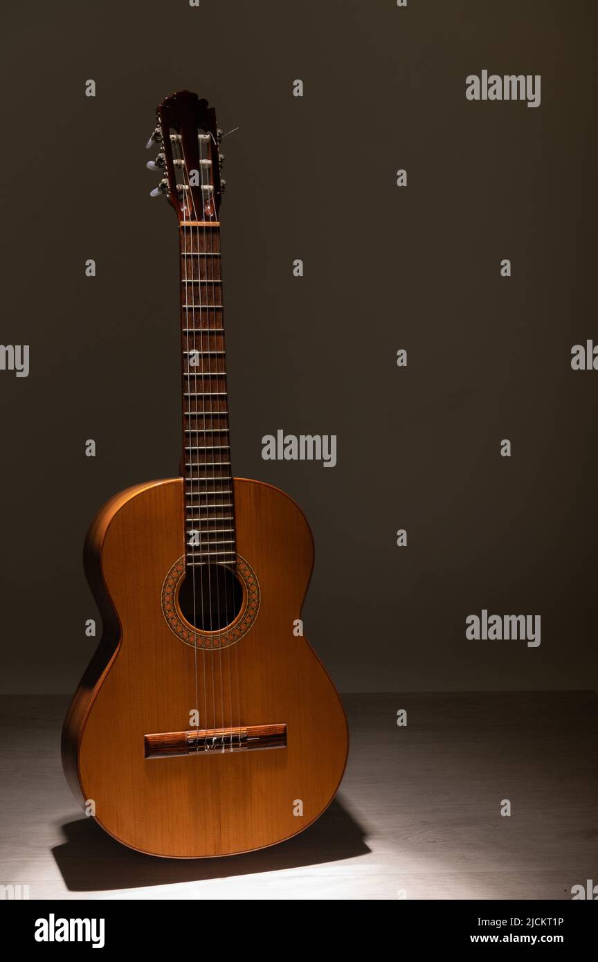 Klassische Gitarre auf grauem Hintergrund mit negativem Platz für Kopie Stockfoto