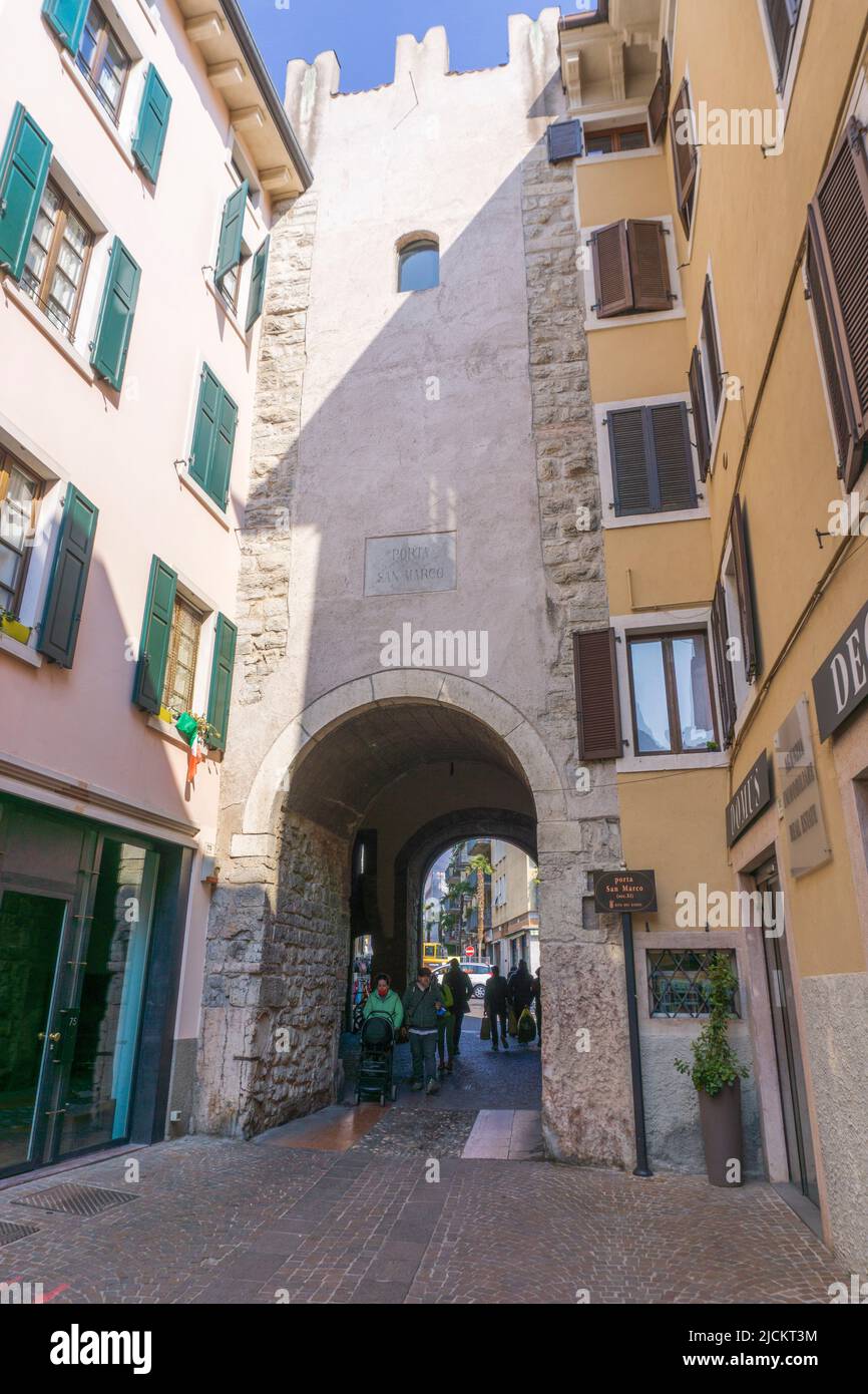 Via Fiume Street, Porta San Marco Gate, Riva del Garda, Trentino Alto Adige, Italien, Europa Stockfoto