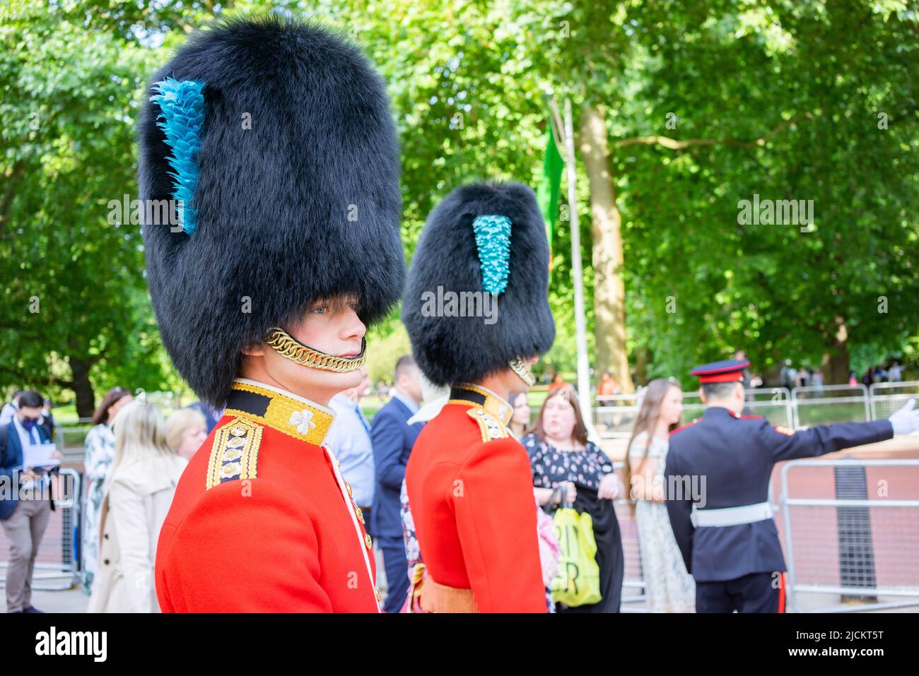 Zwei Wachmänner mit busby-Hüten und zeremonieller Uniform. Die Grenadier Guards sind ein Infanterieregiment der britischen Armee. Stockfoto