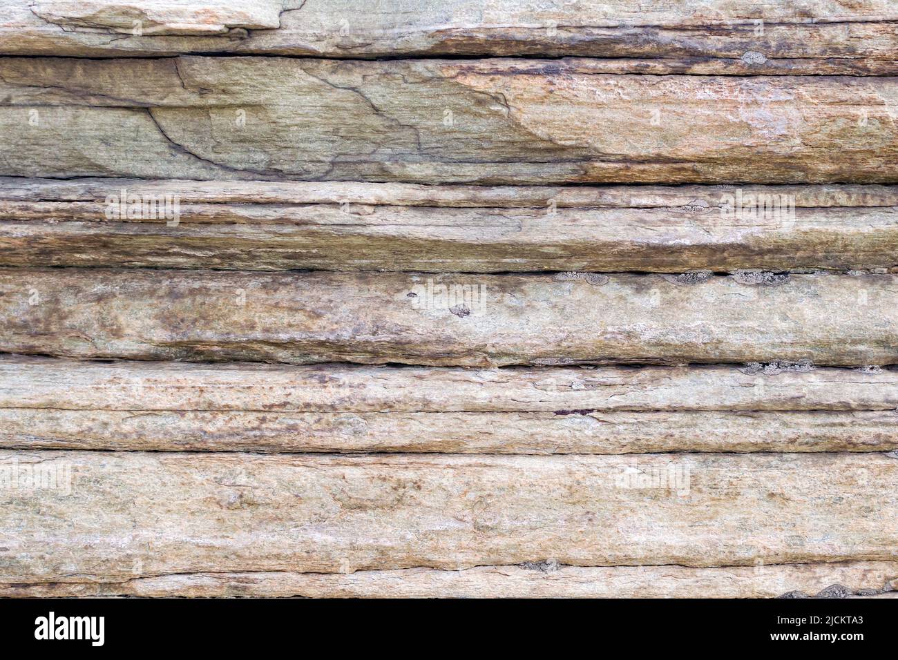 Relief aus großen grauen Felsen, mehrstöckigen, groben Sedimentgesteinen. Natürlicher großer Steinhintergrund, Nahaufnahme Textur von Schichten von horizontalen Stein Stockfoto