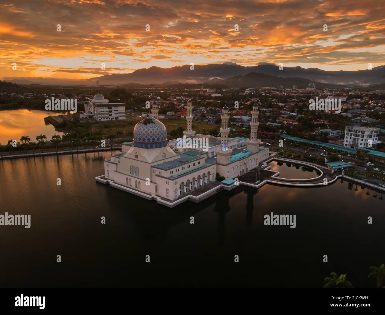 Die Kota Kinabalu City Mosque ist die zweite große Moschee in Kota Kinabalu nach der State Mosque in Sembulan. Stockfoto