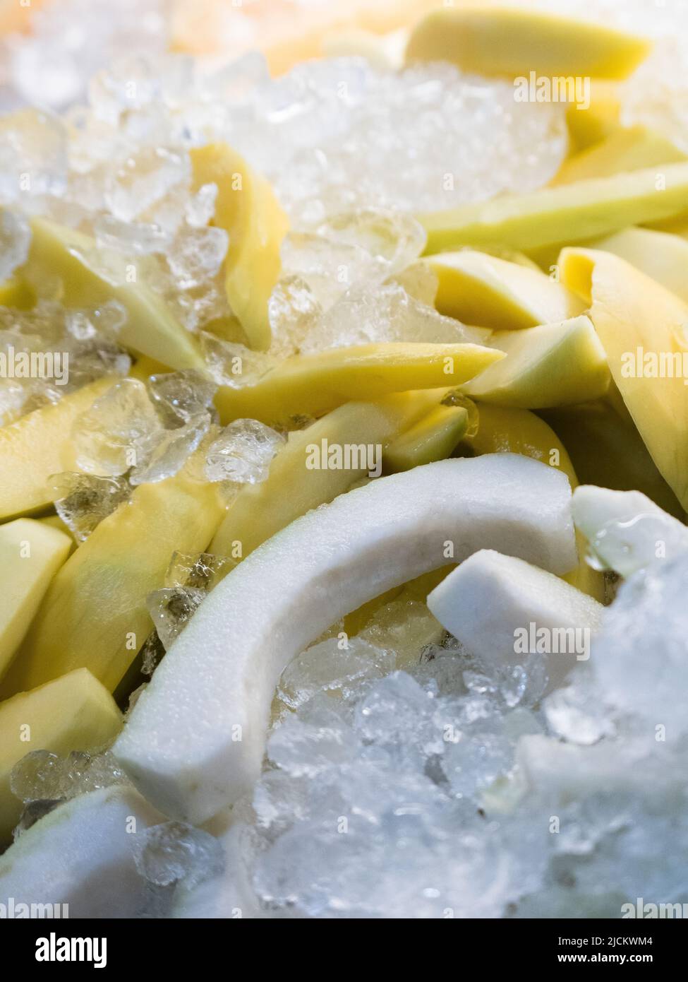 Guava in Scheiben geschnitten mit Eiswürfelpräsentation zum Mittagessen oder Tee Stockfoto