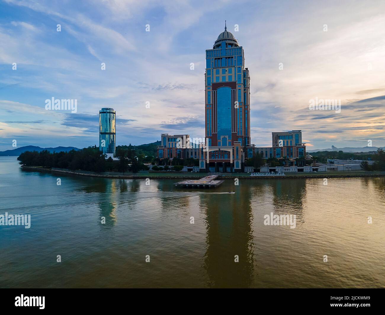 Sabah State Administrative Center, der 33-stöckige Büroturm ist das höchste Gebäude in Borneo Stockfoto