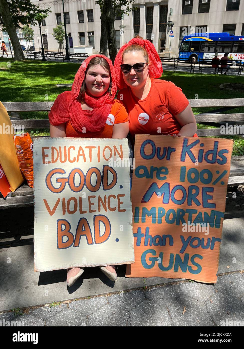 Mütter fordern Aktion NYC gedenken Wear Orange mit seiner jährlichen Kundgebung & Walk für Waffenrechtsreform in Solidarität mit Überlebenden von Waffengewalt vom Foley Square in Lower Manhattan über die Brooklyn Bridge. Stockfoto