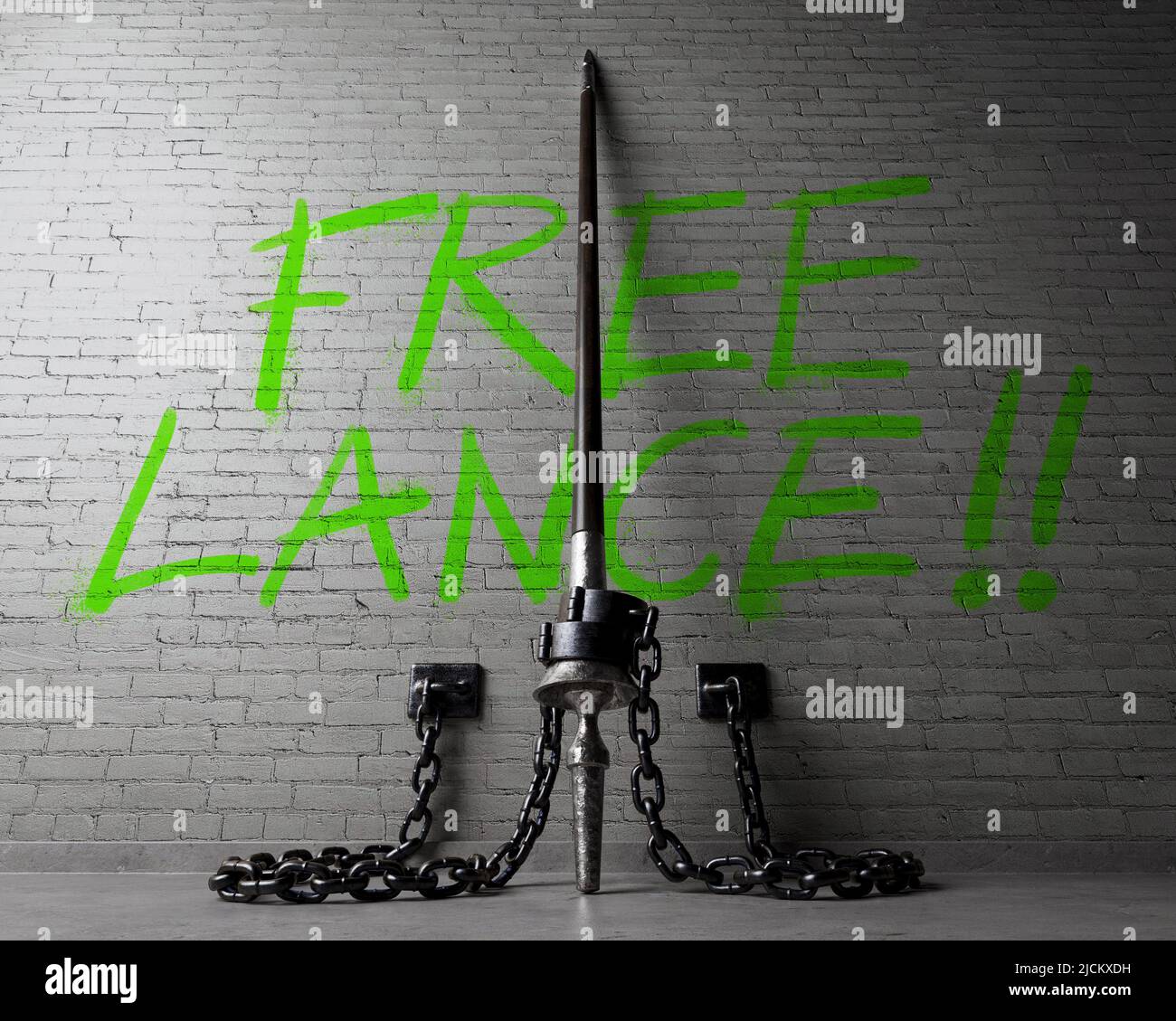 Ein Wortspiel-Konzept, das eine aufstehende mittelalterliche Holzlanze zeigt, die an eine isolierte Ziegelwand gefesselt ist, mit Protestgraffiti, die zur Befreiung der Lanze aufrufen Stockfoto