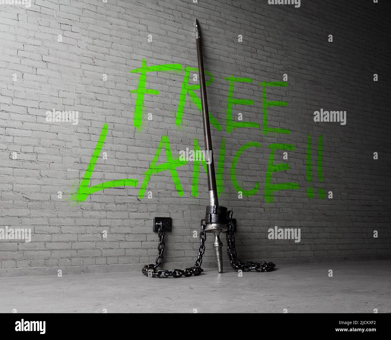 Ein Wortspiel-Konzept, das eine aufstehende mittelalterliche Holzlanze zeigt, die an eine isolierte Ziegelwand gefesselt ist, mit Protestgraffiti, die zur Befreiung der Lanze aufrufen Stockfoto