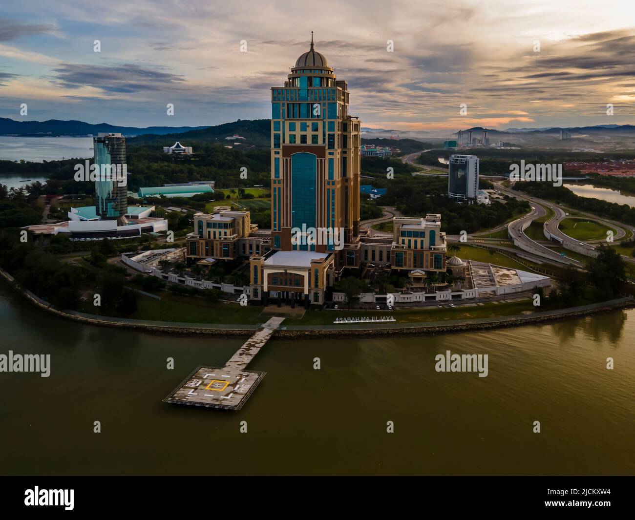 Sabah State Administrative Center, der 33-stöckige Büroturm ist das höchste Gebäude in Borneo Stockfoto