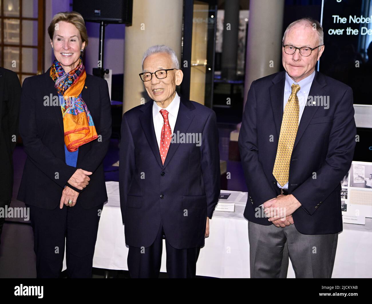 Nobelpreisträger bei einem Besuch im Nobelpreisträger-Museum in Stockholm, Schweden, am 14. Juni 2022. Von links: Frances Arnold (Chemie 2018), Syukuro Manabe (Physik 2021), David Card (Wirtschaft 2021). Foto: Claudo Bresciani / TT-Code 10090 Stockfoto