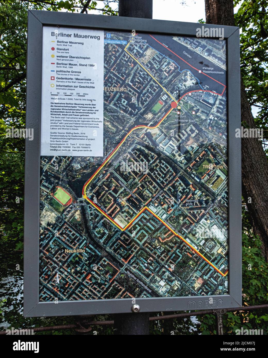 Informationstafel über die Berliner Mauerroute im Schlesischen Busch Park Alt-Treptow, Berlin Stockfoto