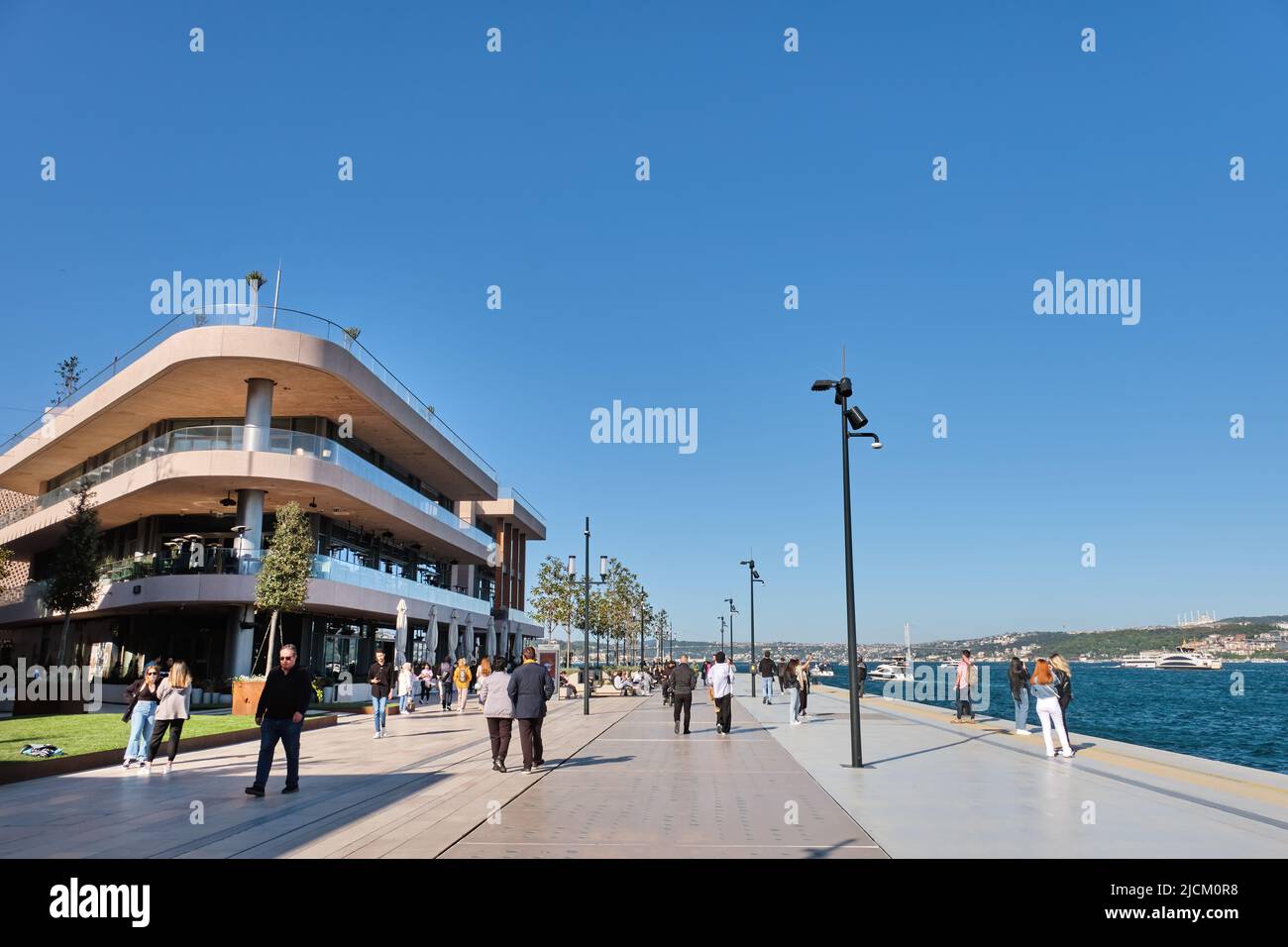 Menschen, die am Meer in Galataport spazieren gehen. Galataport ist ein Kreuzfahrthafen und gemischtes Anwesen im Bezirk Karakoy. (2022) Stockfoto
