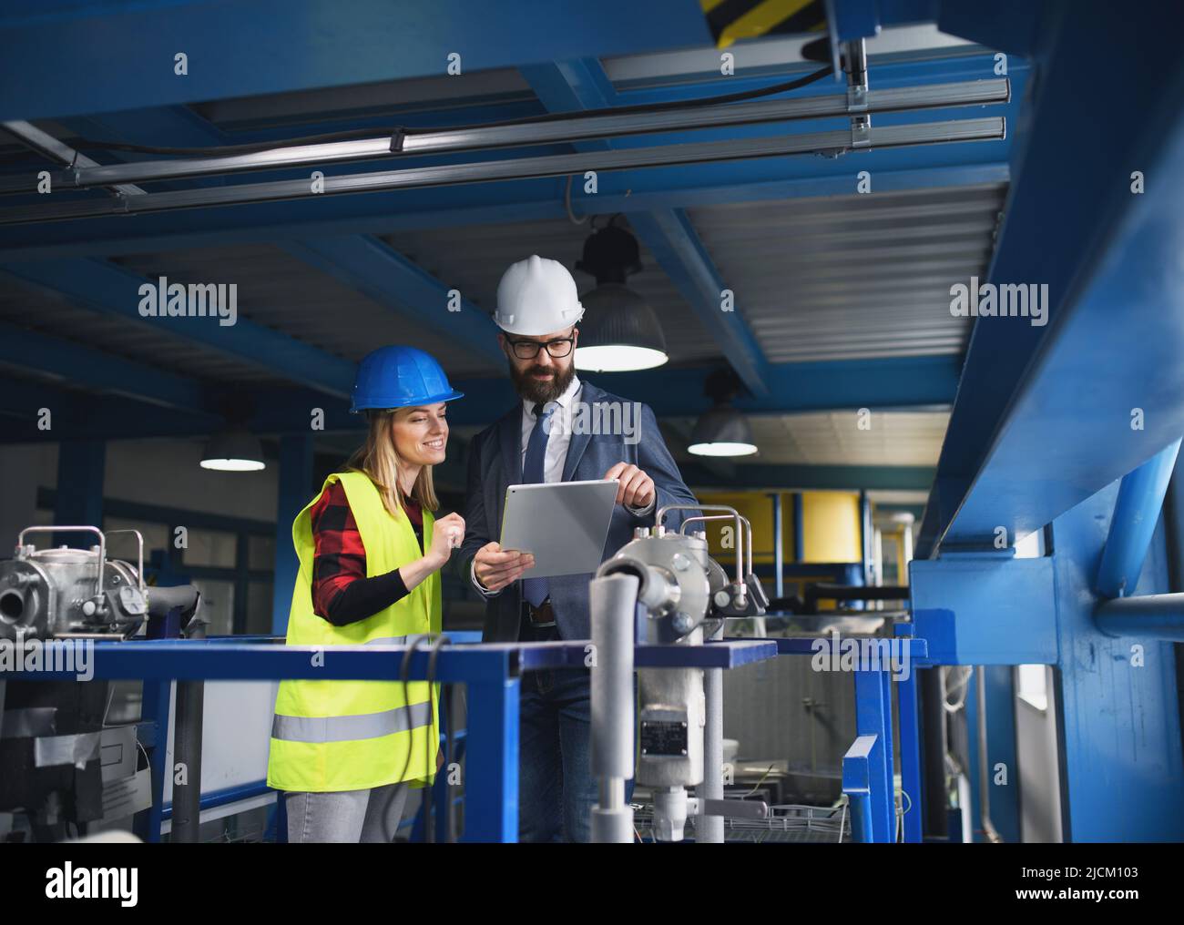 Engineering-Manager und Mechaniker, die Routineprüfung in der Industriefabrik Stockfoto