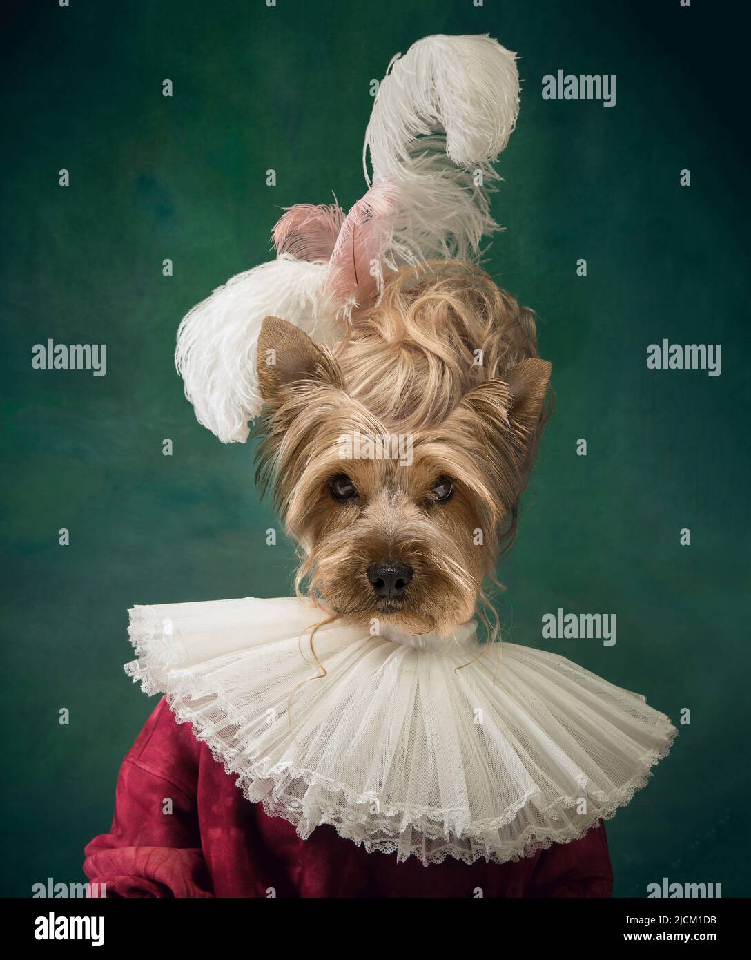 Schöne weibliche Modell wie mittelalterliche Person in Vintage-Kleidung von Hund Kopf isoliert auf dunklen Retro-Hintergrund geführt. Vergleich von Epochen, Kunstwerk Stockfoto