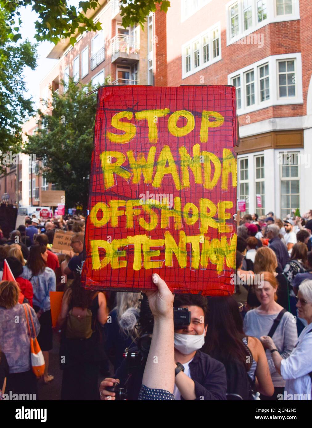 London, Großbritannien. 13.. Juni 2022. Riesige Menschenmengen versammelten sich vor dem Innenministerium, um gegen die Entsendung von Flüchtlingen nach Ruanda zu protestieren. Stockfoto