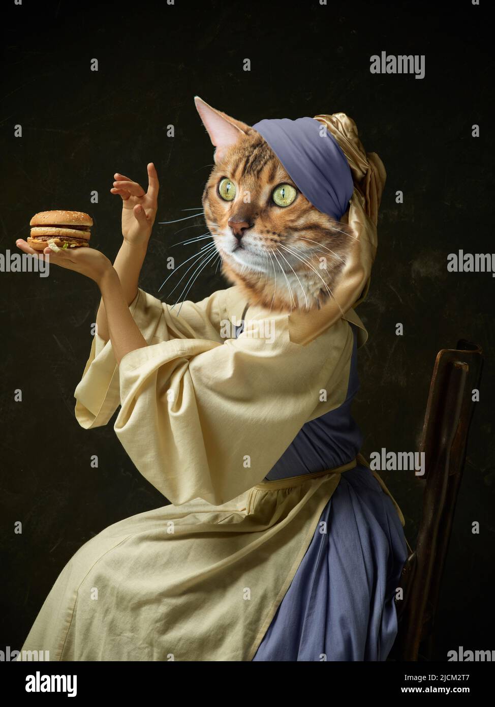 Anmutige weibliche Modell wie mittelalterliche Person in Vintage-Kleidung von Katzenkopf auf dunklen Retro-Hintergrund isoliert geführt. Vergleich von Epochen, Kunstwerk Stockfoto