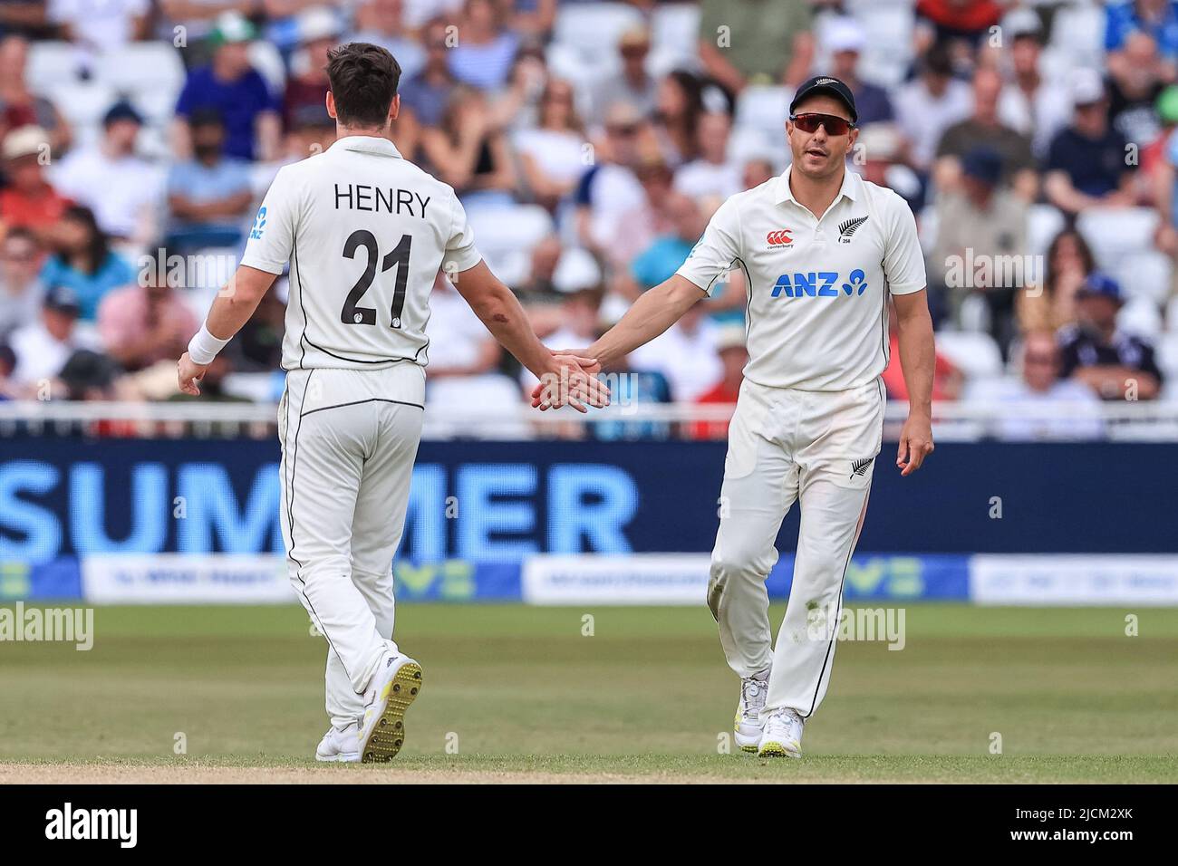 Matt Henery aus Neuseeland und Neil Wagner aus Neuseeland High Five am 6/14/2022 in Nottingham, Großbritannien. (Foto von Mark Cosgrove/News Images/Sipa USA) Stockfoto