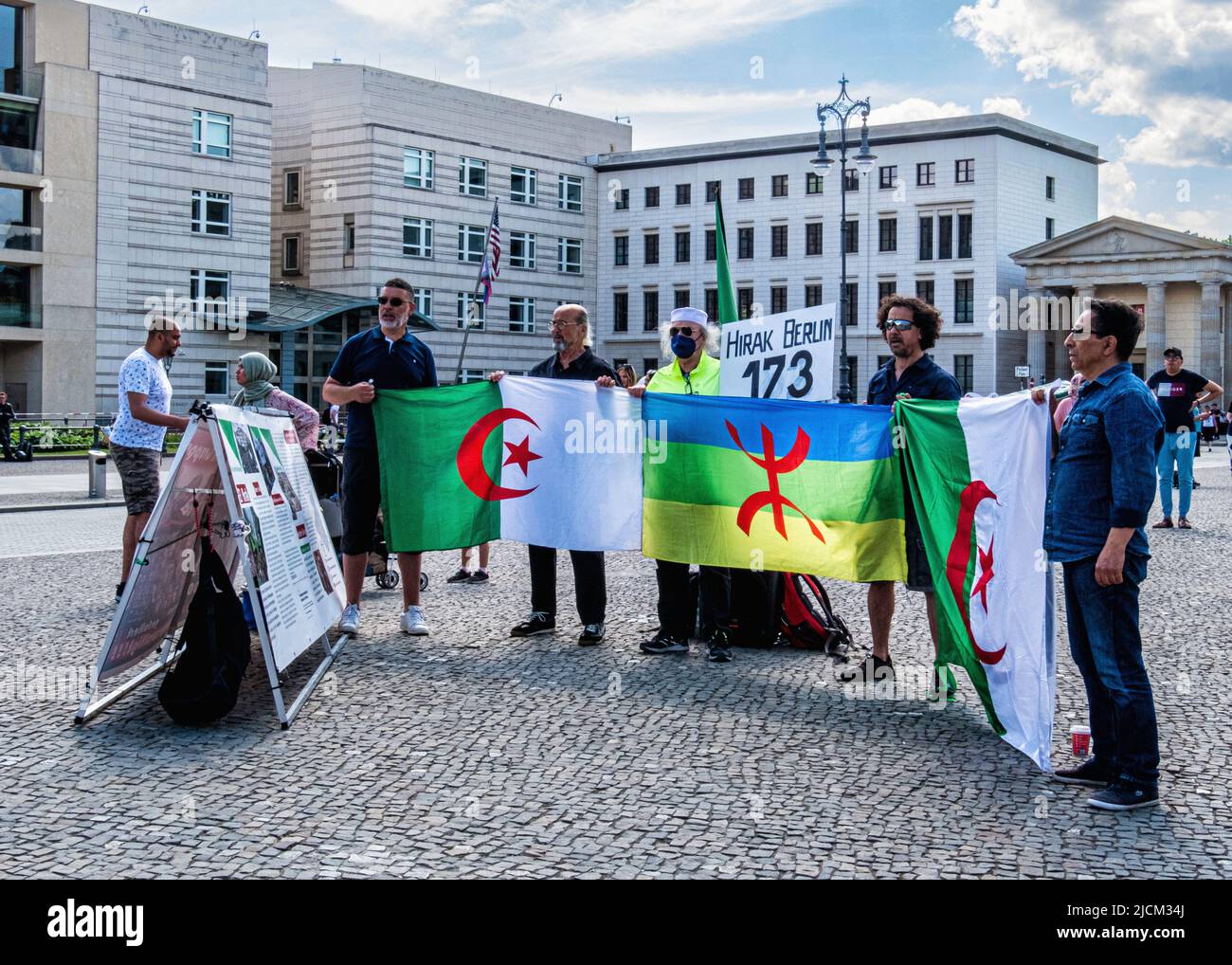 Pariser Platz, Mitte, Berlin - Hirak Berlin 173 Demo. Protest gegen Repression und Missachtung der Menschen in Algerien Stockfoto