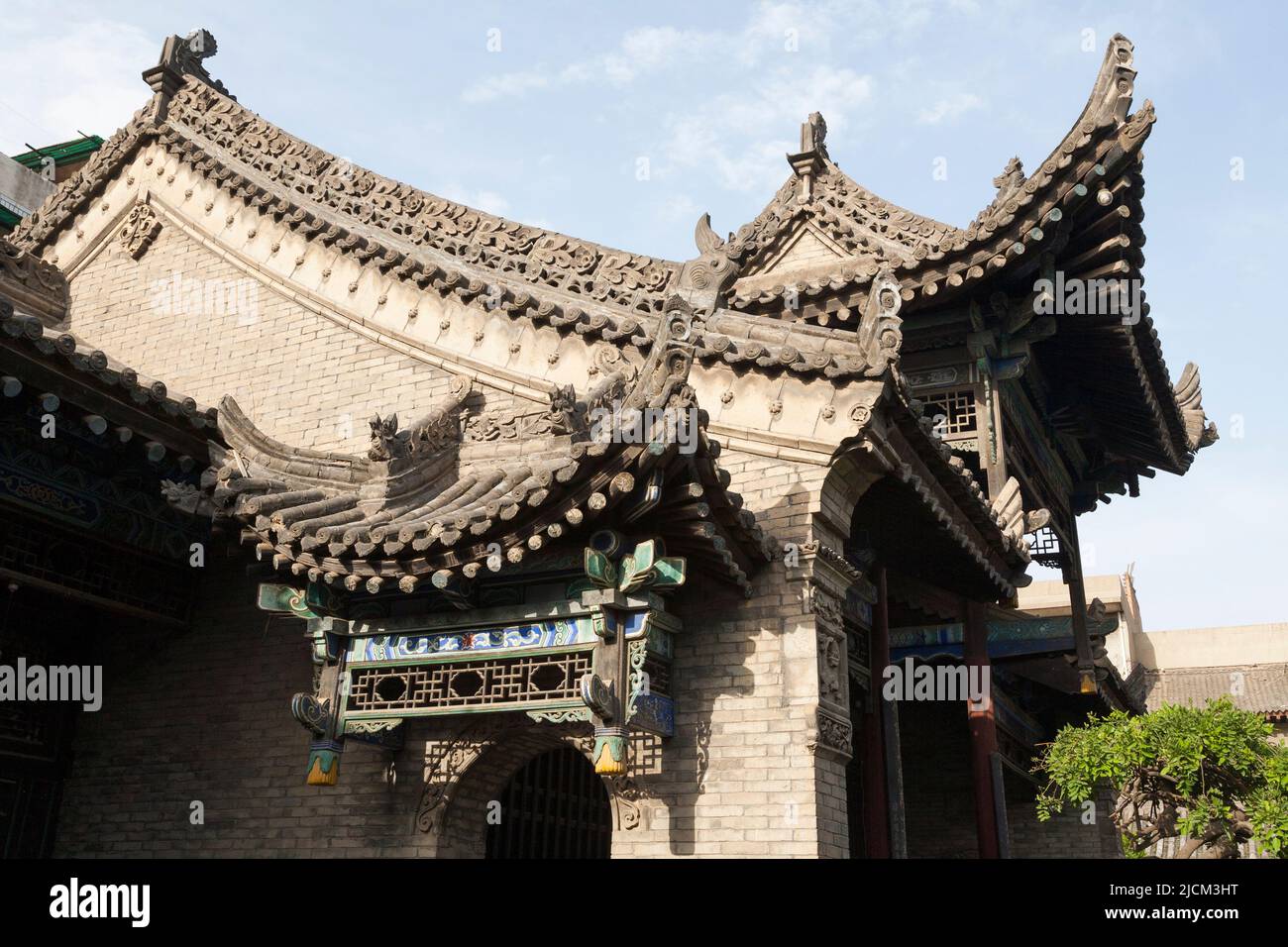 Das Pagodengebäude mit drei Etagen und einem geschwungenen Dach auf dem Gelände der Großen Moschee von Xi'an ist eine der größten prämodernen Moscheen in China. VRC. (125) Stockfoto