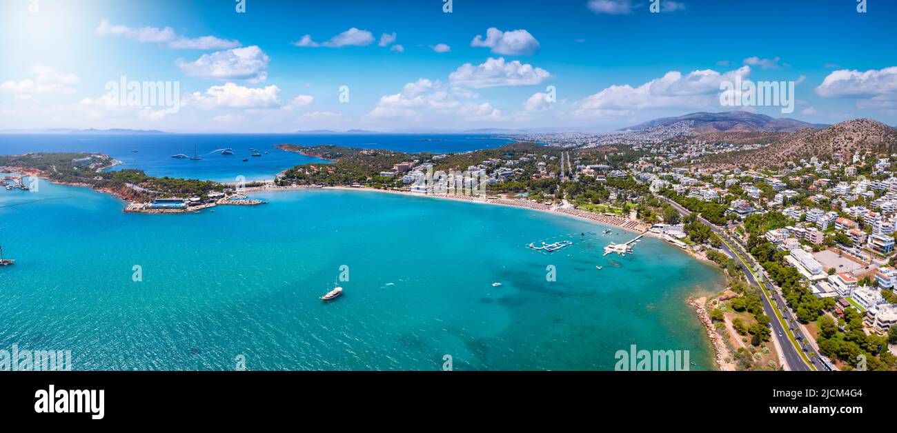 Luftpanorama des Strandes von Vouliagmeni, südlicher Riviera Küste von Athen Stockfoto