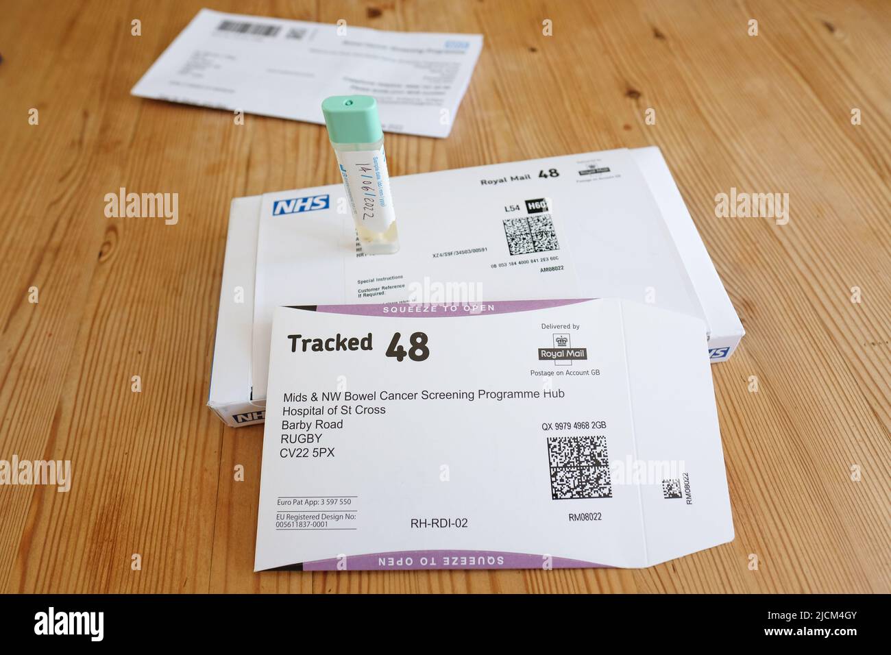 Testkit für das Darmkrebsscreening-Programm nach Hause in Großbritannien schickte Patienten über 60 Jahren ein, die am 2022. Juni entnommen wurden Stockfoto