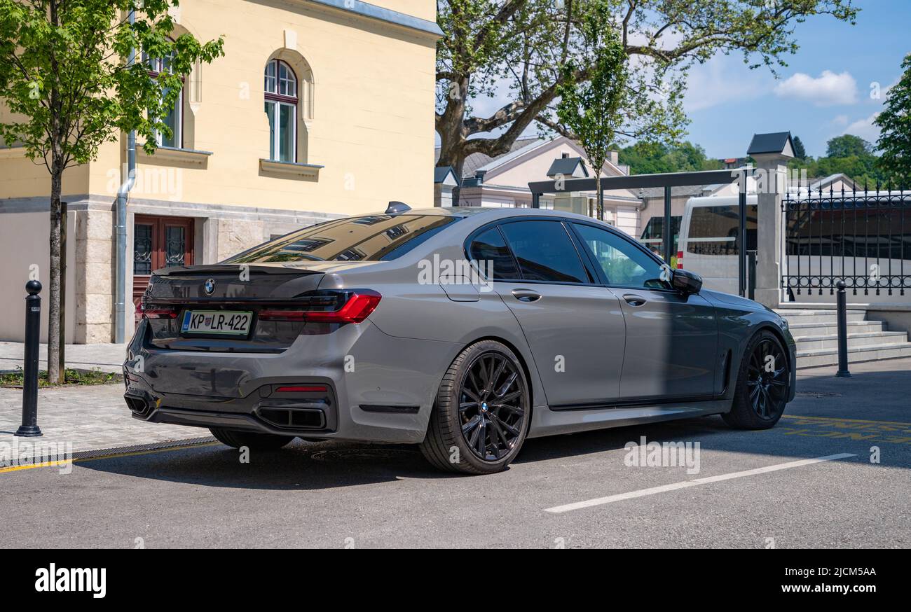 Ein Bild eines grauen BMW 7 Series 760Li. Stockfoto