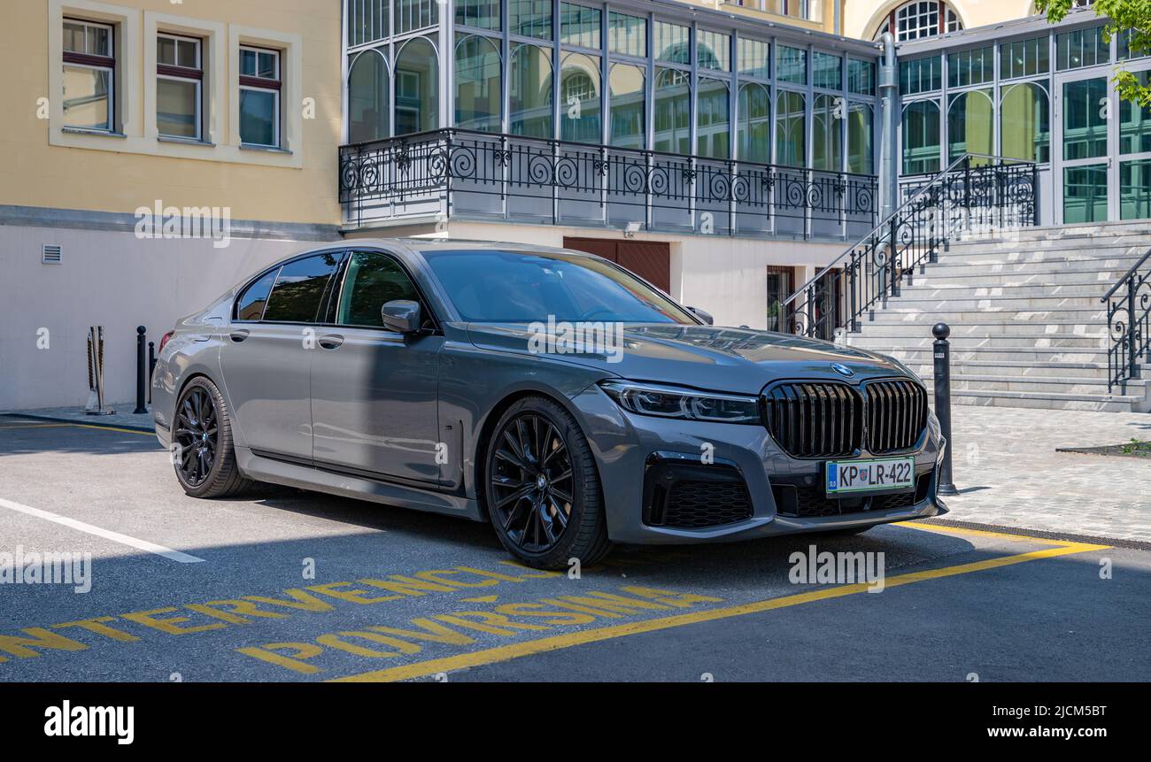 Ein Bild eines grauen BMW 7 Series 760Li. Stockfoto