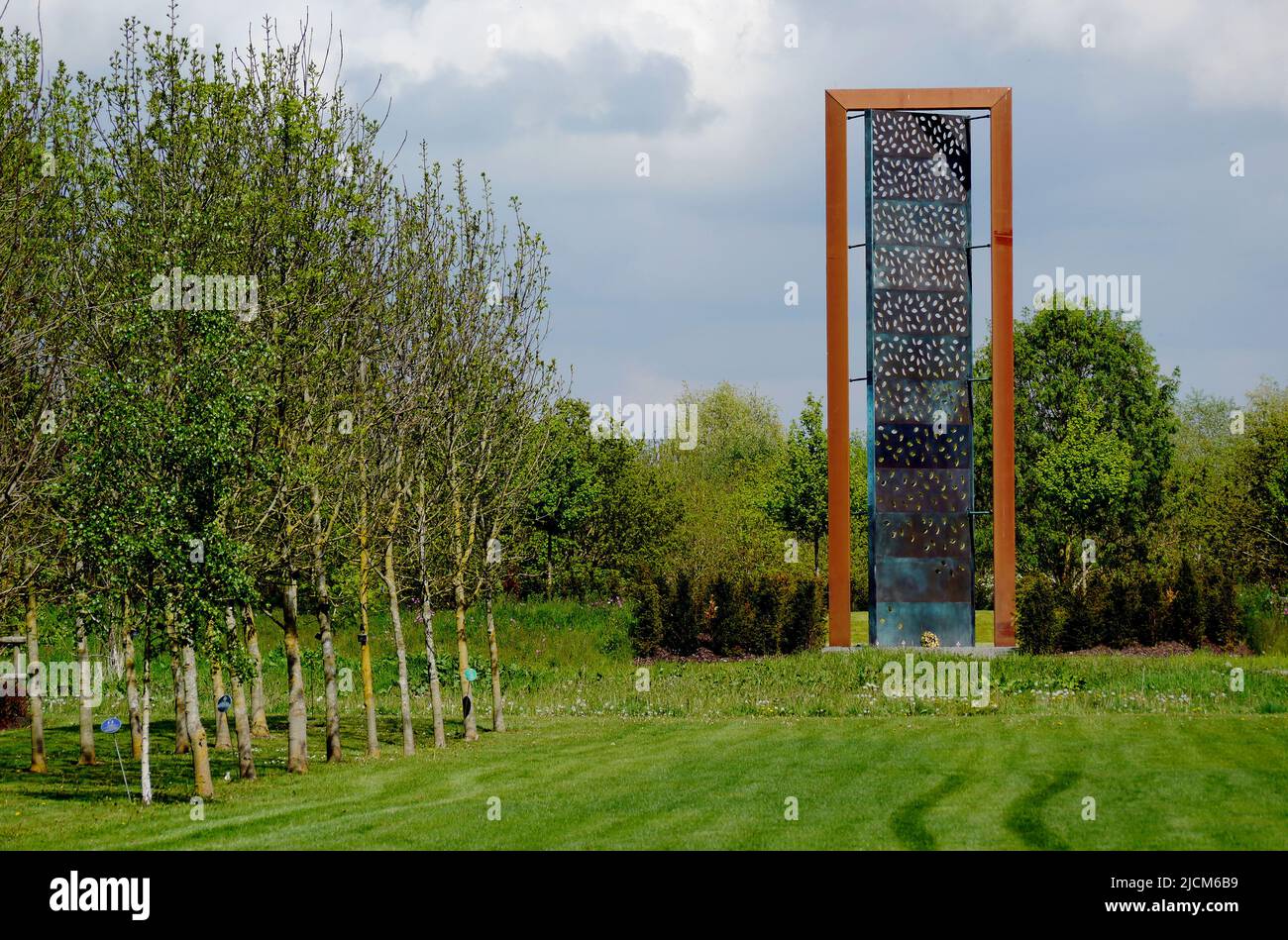 Das UK Police Memorial, eine 12 Meter hohe Brass-Struktur, ist eine Hommage an gefallene Offiziere im National Memorial Arboretum, Staffordshire, England, Großbritannien. Stockfoto