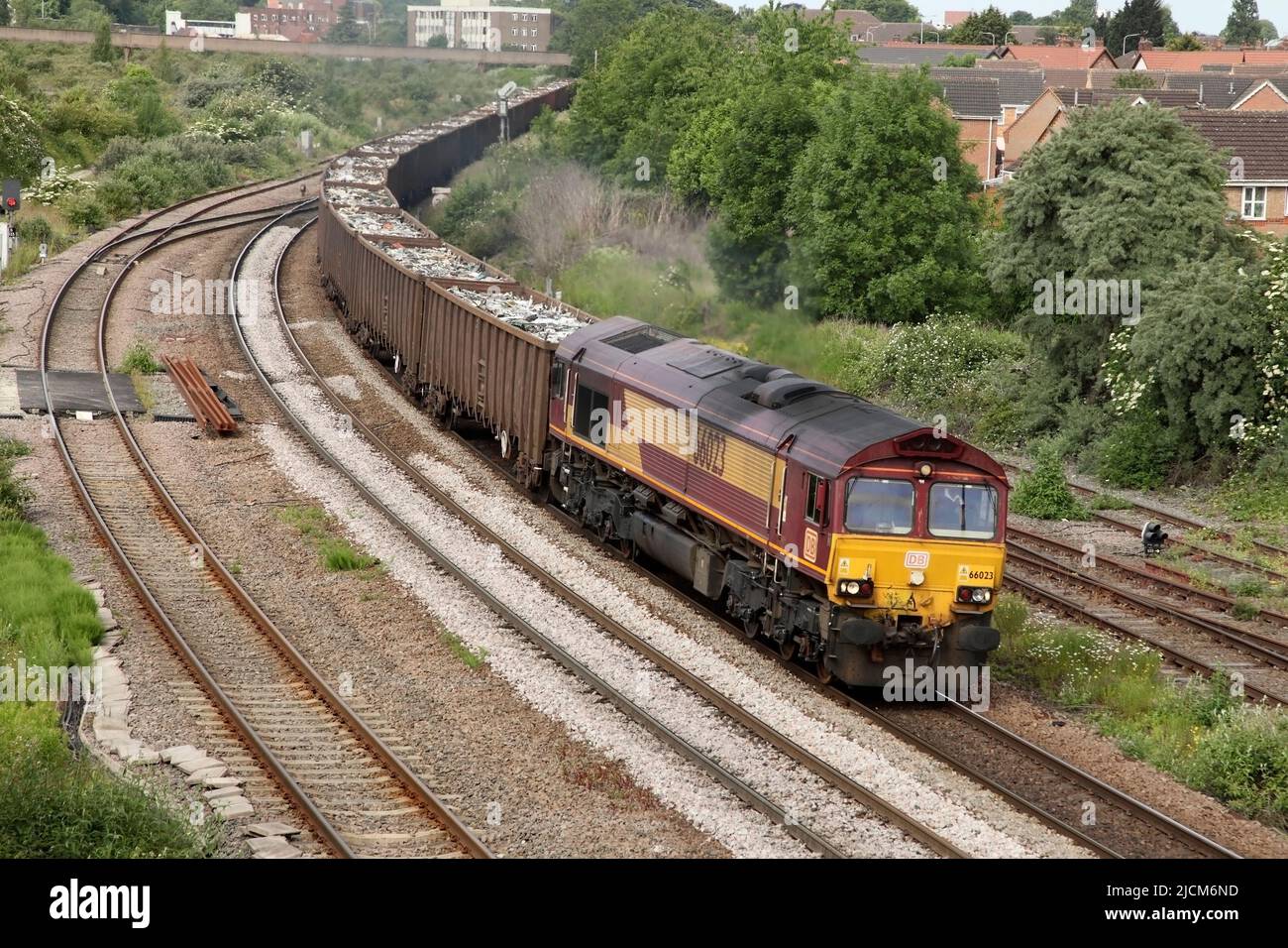 DB Cargo Class 66 Lok 66023 fährt am 14./6./22. Die 0155 Ripple Lane, London, nach Immingham Schrottdienst durch Scunthorpe. Stockfoto