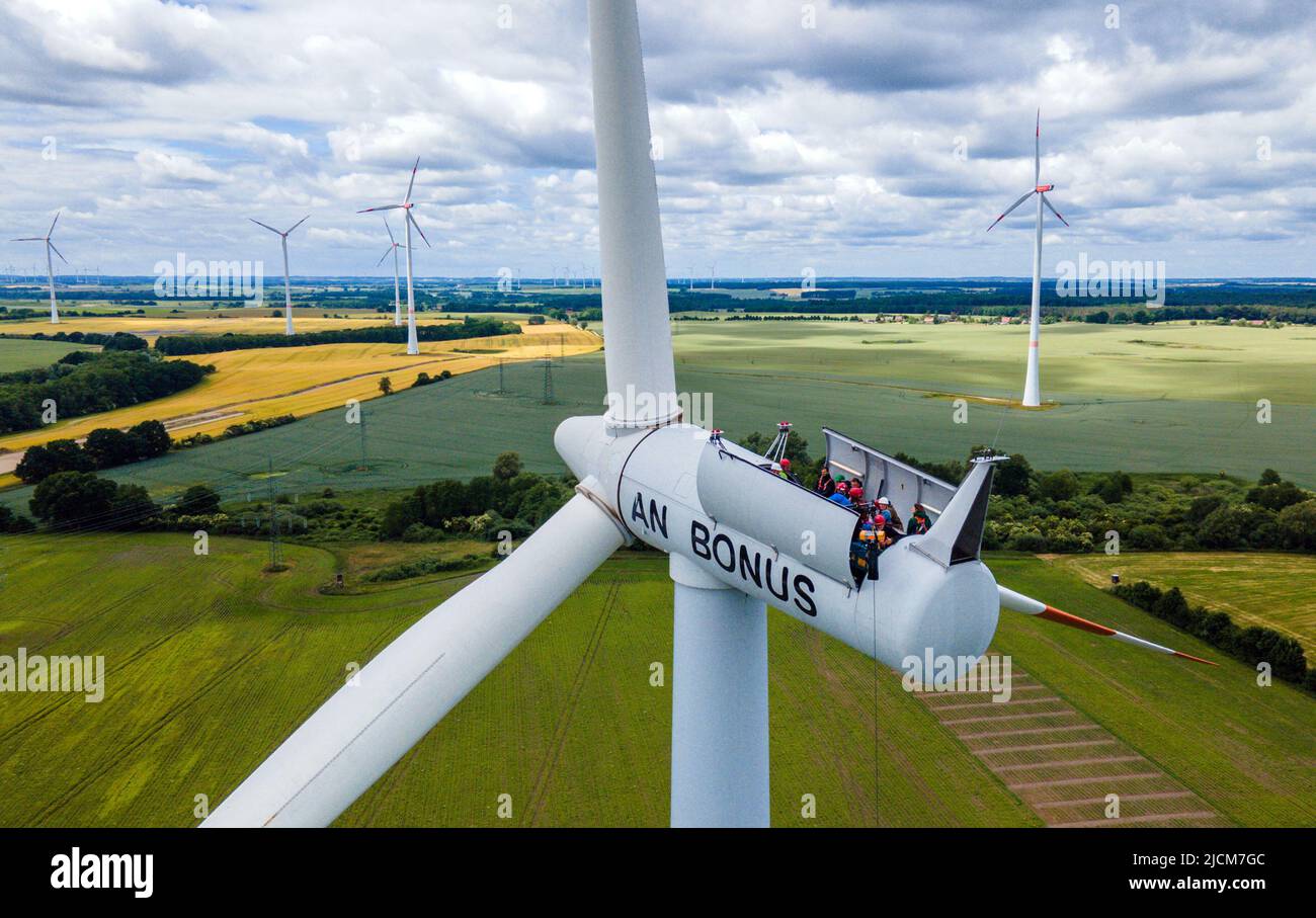 14. Juni 2022, Mecklenburg-Vorpommern, Groß Schwiesow: Bürgermeister, Kommunalpolitiker und interessierte Bürger inspizierten die Turbinen auf einer Windturbine mit offenem Dach. (Luftaufnahme mit Drohne) die Landesanstalt für Energie- und Klimaschutz Mecklenburg-Vorpommern und der Landesverband Erneuerbare Energien MV organisierten die Windparktour und gaben Informationen über Projekte im Bereich der erneuerbaren Energien. Foto: Jens Büttner/dpa Stockfoto