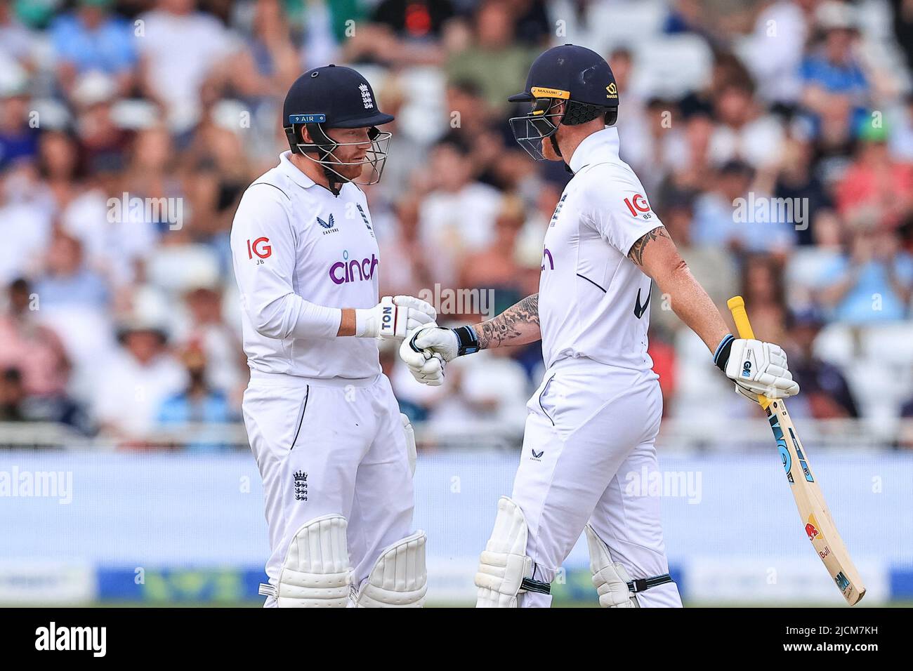 Jonny Bairstow aus England stößt Ben Stokes auf Englands Faust, als er am 6/14/2022 in Nottingham, Großbritannien, eine vier schlägt. (Foto von Mark Cosgrove/News Images/Sipa USA) Stockfoto