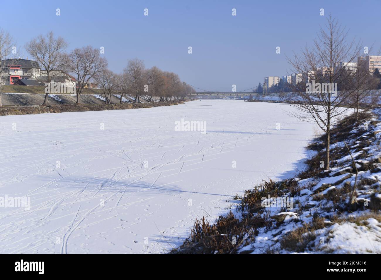 Sonnige Wintertage am Ufer des Mures River Stockfoto