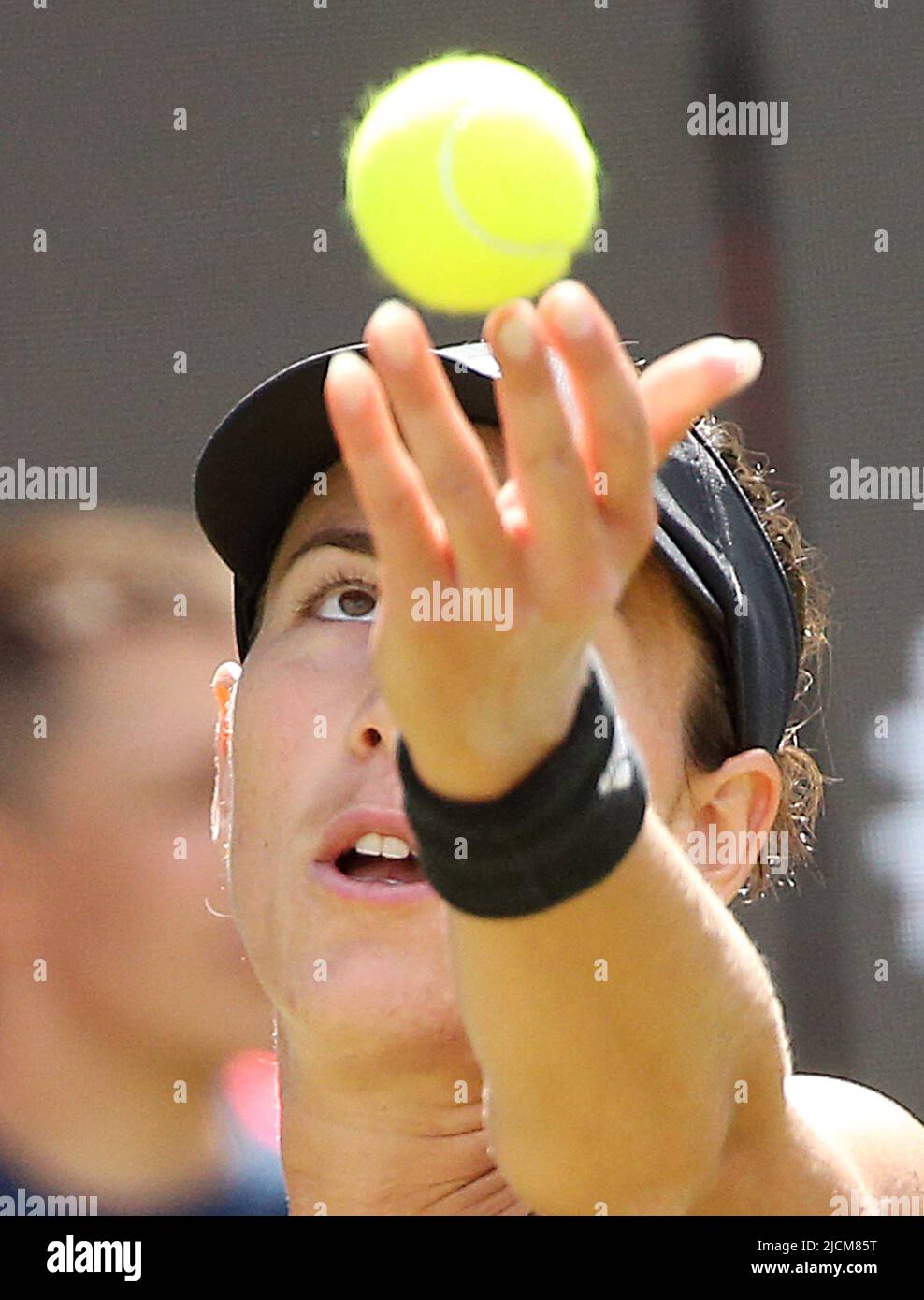 Berlin, Deutschland. 14.. Juni 2022. Tennis: WTA Tour, Runde von 16 Singles, Frauen, Wettkampf, 1. Runden Petkovic (Deutschland) - Muguruza (Spanien) im Steffi Graf Stadion. Garbine Muguruza wirft den Ball zum Aufschlag. Quelle: Wolfgang Kumm/dpa/Alamy Live News Stockfoto