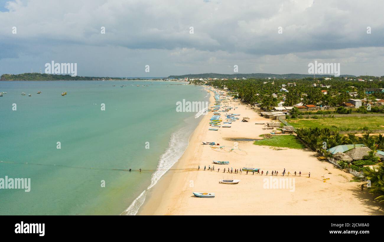 Sri Lanka - 25. August 2021: Luftaufnahme einer Gruppe von Fischern, die Netze aus dem Meer ziehen. Trincomalee. Stockfoto