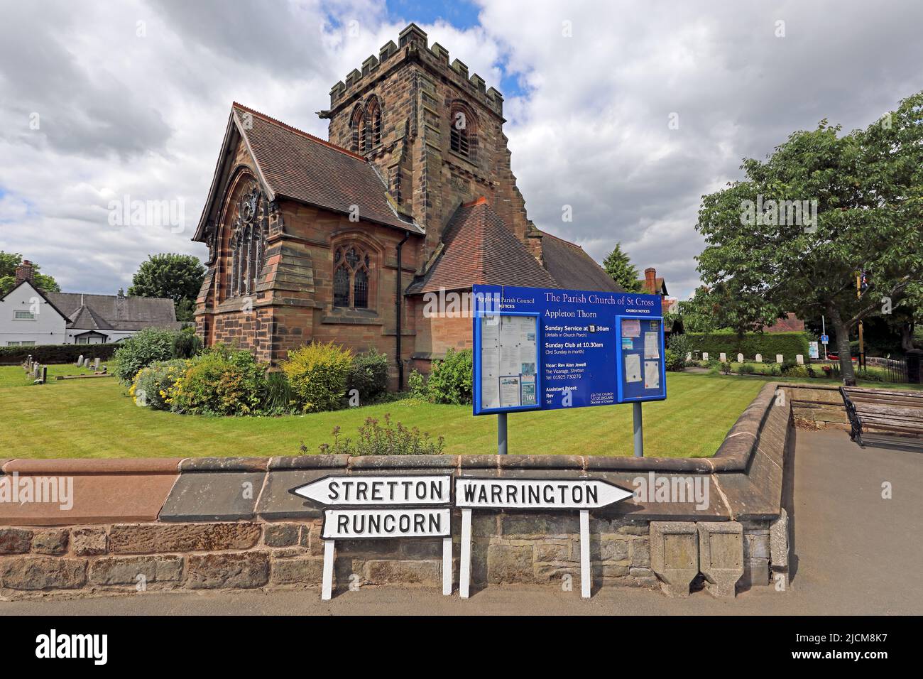Church of St Cross, und gekleideter Thorn-Baum für das Bawming der Thorn-Zeremonie, Appleton Thorn, Warrington, Cheshire, England, GROSSBRITANNIEN, WA4 4QU Stockfoto