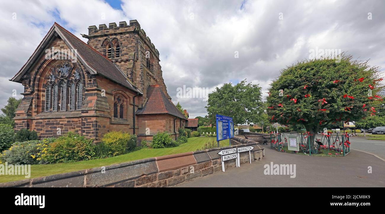 Church of St Cross, und gekleideter Thorn-Baum für das Bawming der Thorn-Zeremonie, Appleton Thorn, Warrington, Cheshire, England, GROSSBRITANNIEN, WA4 4QU Stockfoto