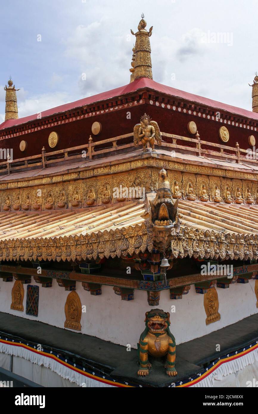 Die Dächer des Jokhang-Tempels: Das heiligste Kloster im tibetischen Buddhismus. Stockfoto