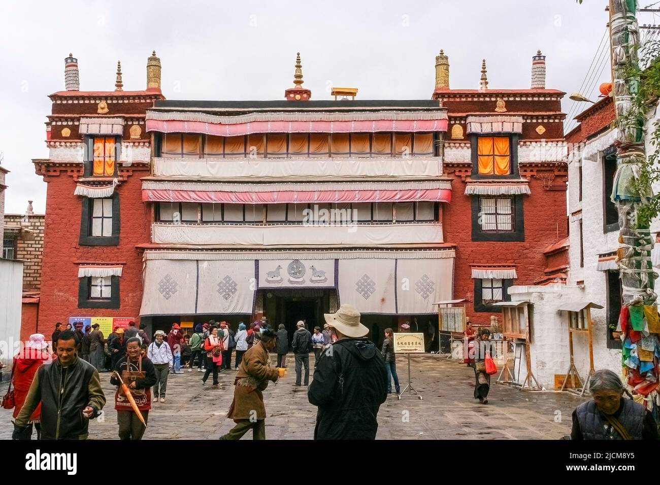 Tibeter und Touristen am Eingang des Jokhang-Tempels in Lhasa, Tibet. Stockfoto