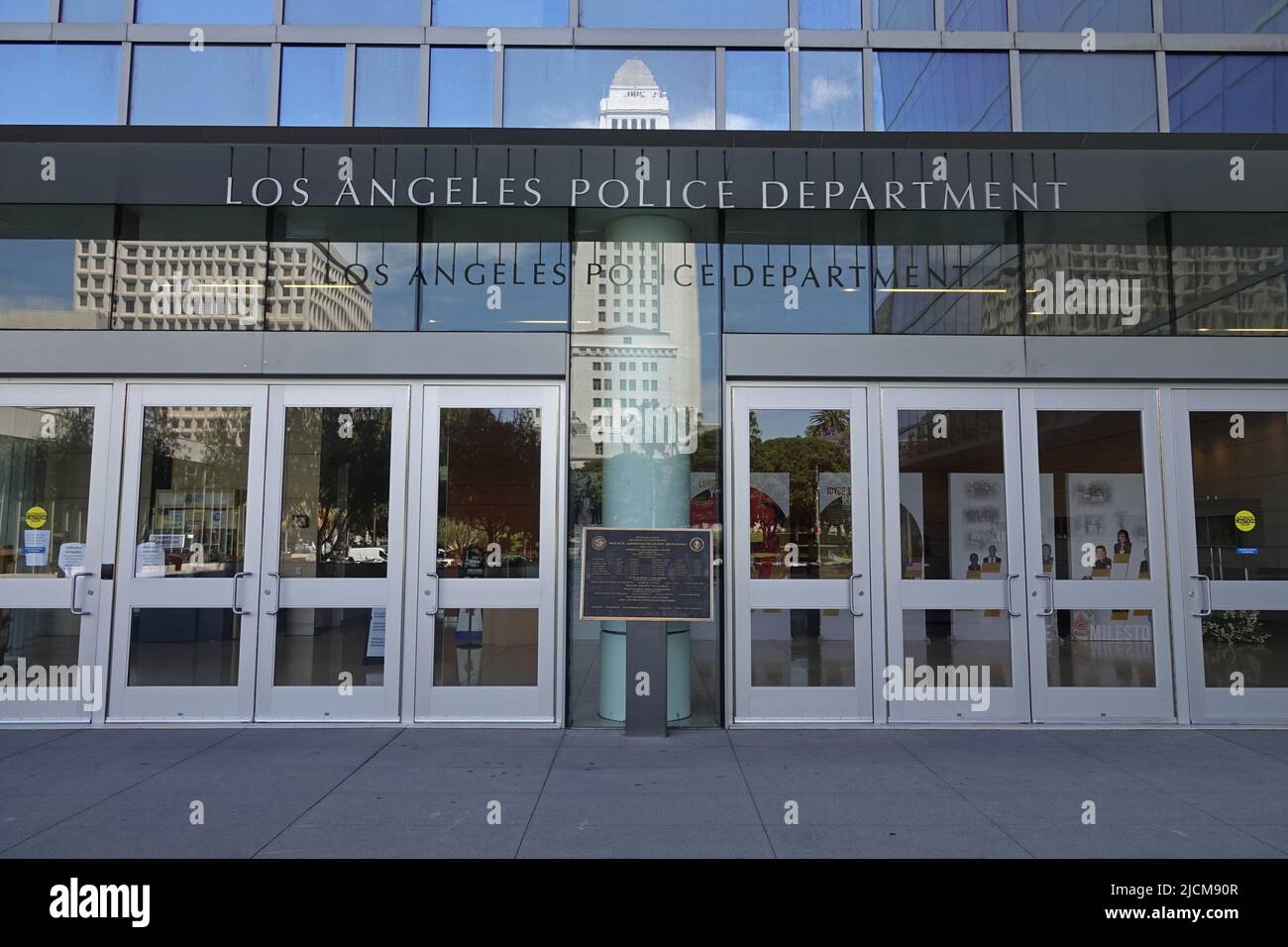 Los Angeles, CA / USA - 14. Mai 2022: Der Haupteingang für das Los Angeles Das Gebäude des LAPD-Hauptquartiers der Polizeibehörde wird tagsüber in der Innenstadt gezeigt. Stockfoto