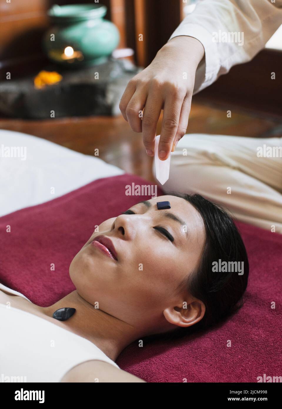 Frau erhält Kristalltherapie im Ananda Spa, Ananda im Himalaya, The Palace Estate, Narendra Nagar, Tehri Garhwal, Uttarakhand, Indien. Stockfoto