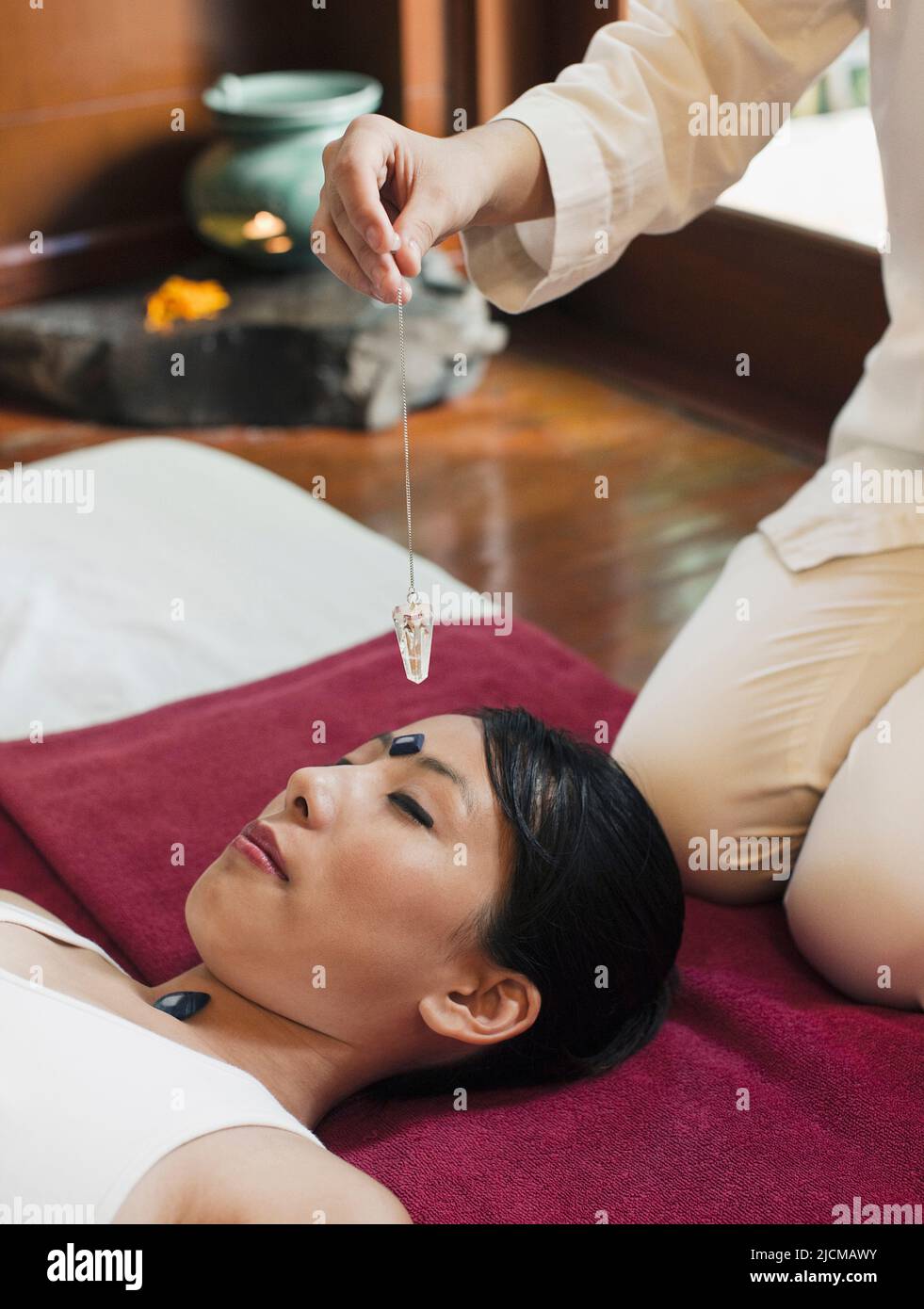 Frau erhält Kristalltherapie im Ananda Spa, Ananda im Himalaya, The Palace Estate, Narendra Nagar, Tehri Garhwal, Uttarakhand, Indien. Stockfoto