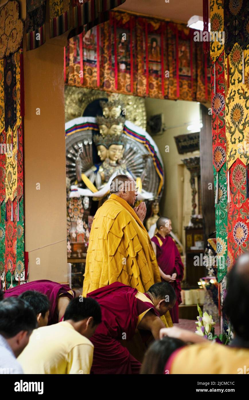 Seine Heiligkeit der Dalai Lama beginnt ein Tag der Lehre am Tsuglagkhang Tempel in McLeod Ganj, Dharamsala, Indien. Stockfoto