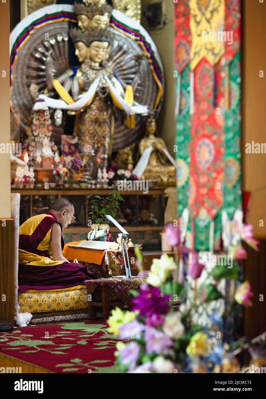 Seine Heiligkeit der Dalai Lama beginnt ein Tag der Lehre am Tsuglagkhang Tempel in McLeod Ganj, Dharamsala, Indien. Stockfoto